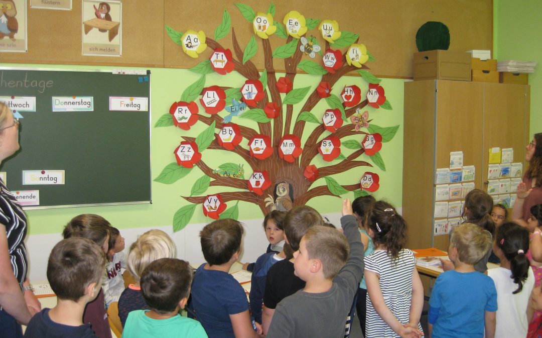 Voschulkinder besuchen die Grundschule