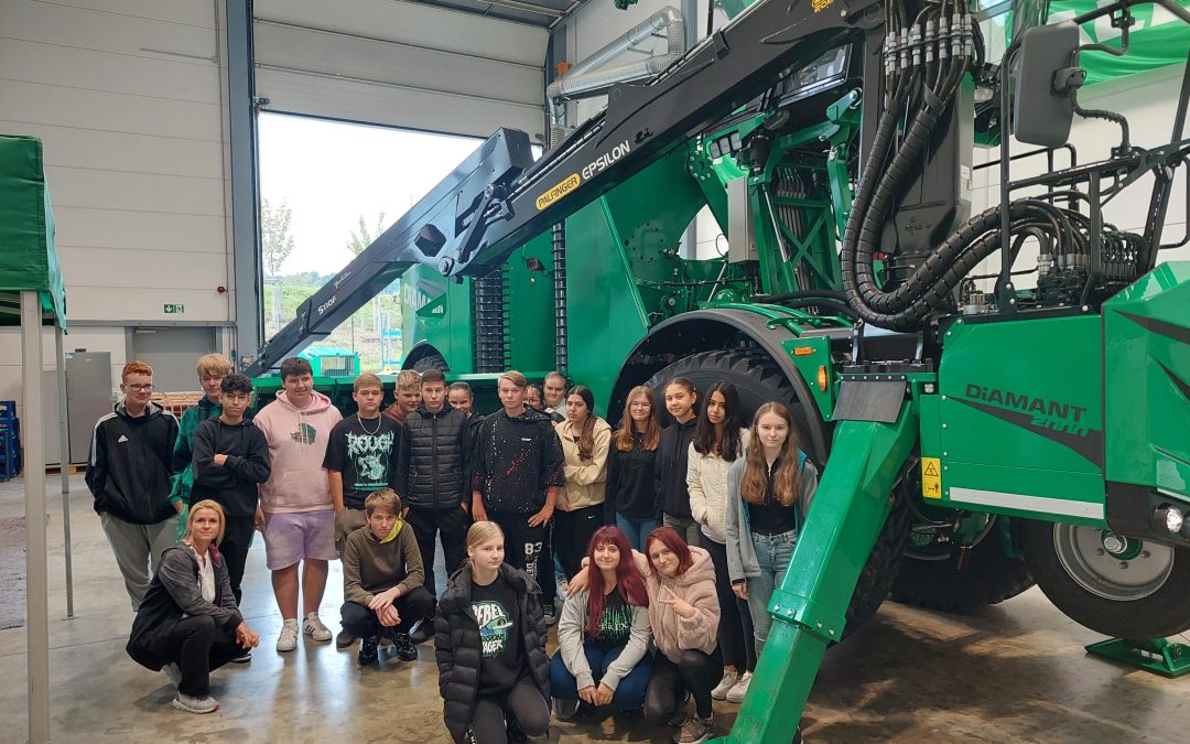 9. Klasse erkundet das Baumaschinenunternehmen Albach in Langquaid