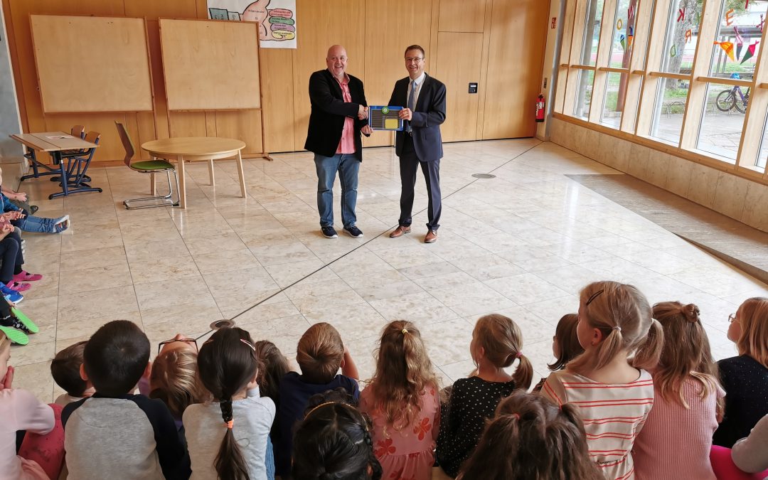 Raiffeisenbank Langquaid spendet „Scola-Flex-Tafeln“